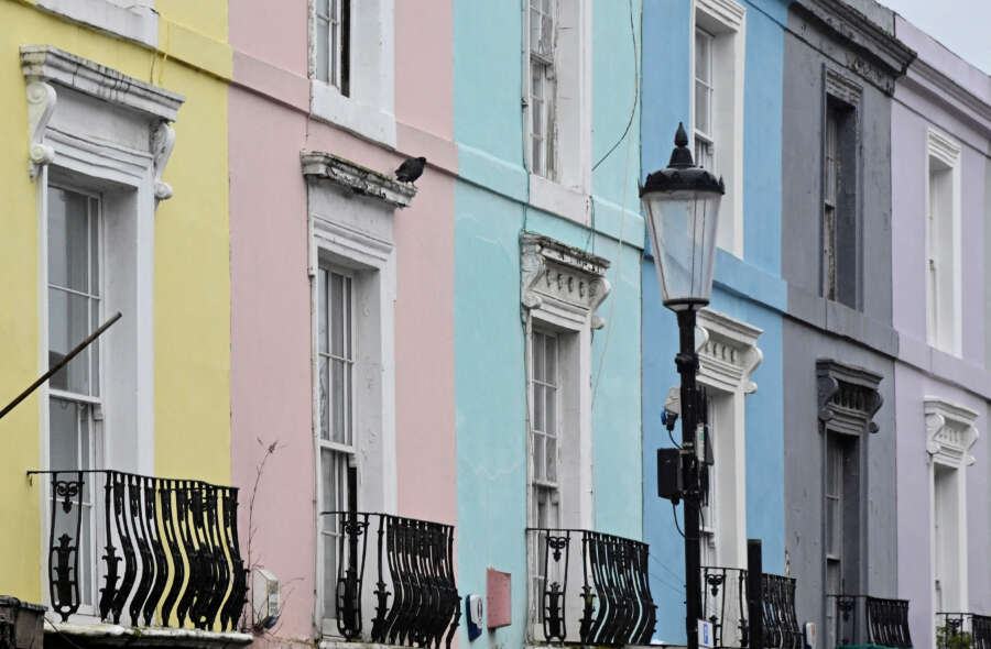 UK house prices rise for 3rd month in a row, Halifax says