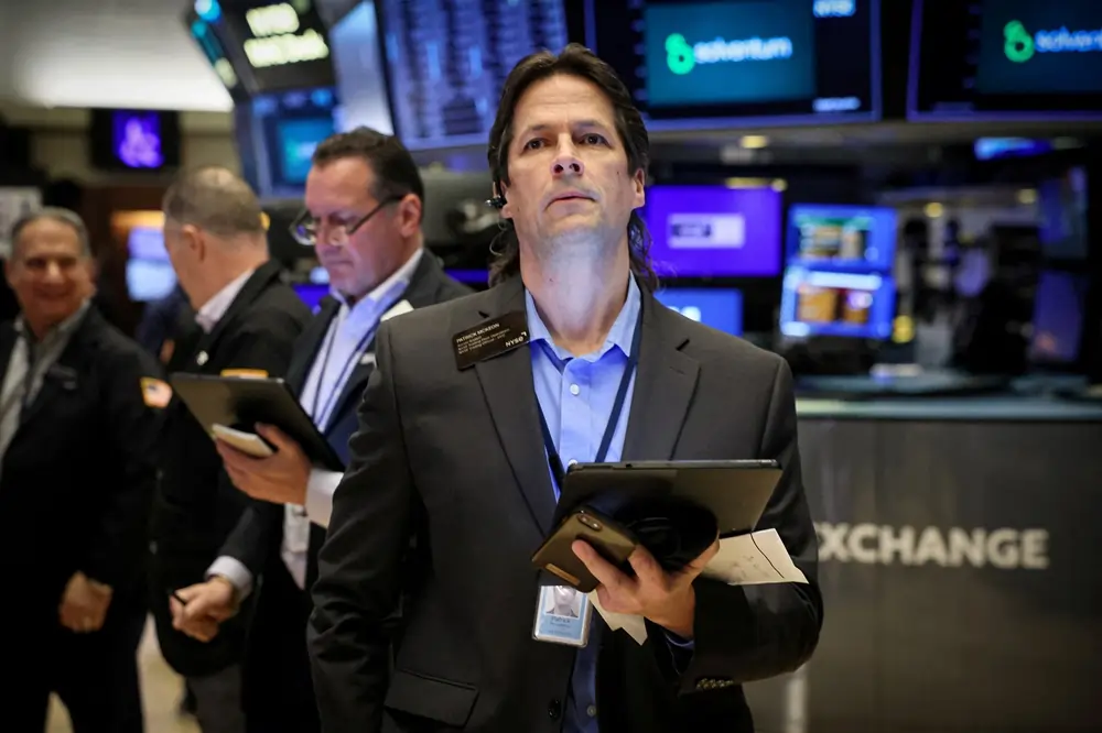 US stocks lose steam on Fed caution and mixed earnings