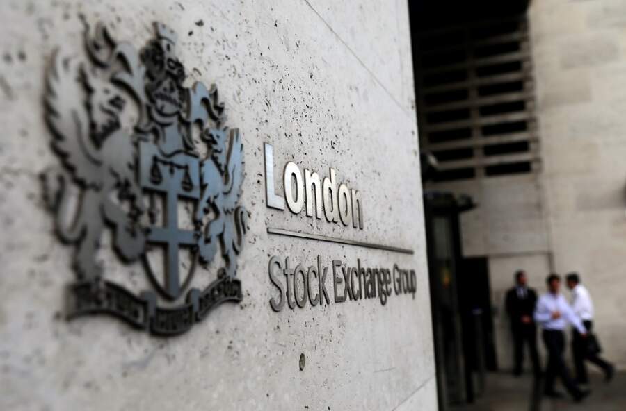 Strong earnings, dividend bonanza push FTSE 100 higher