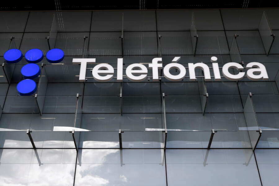 Telefonica hires Goldman Sachs to sell UK mobile masts stake, El Confidencial says