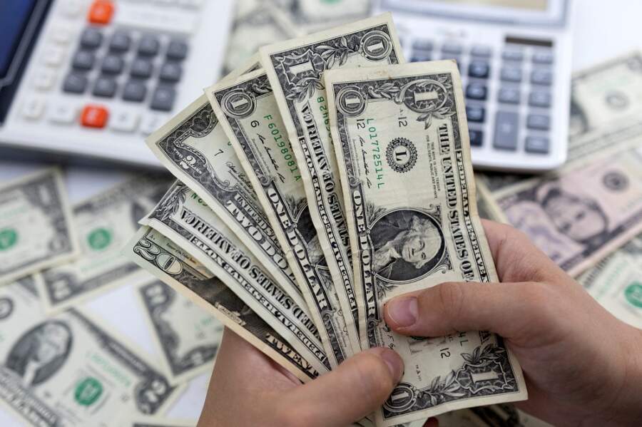 Dollar stronger as inflation worries dampen risk sentiment