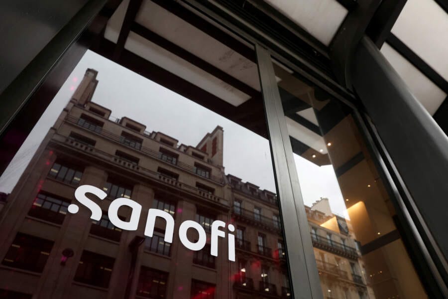 Analysis-Meagre medicine cabinet leaves Sanofi unloved