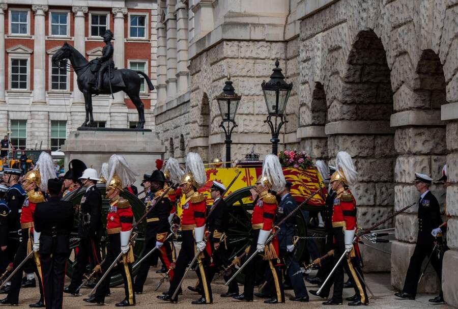 In Westminster Abbey, the deafening sound of silence to honour Queen Elizabeth