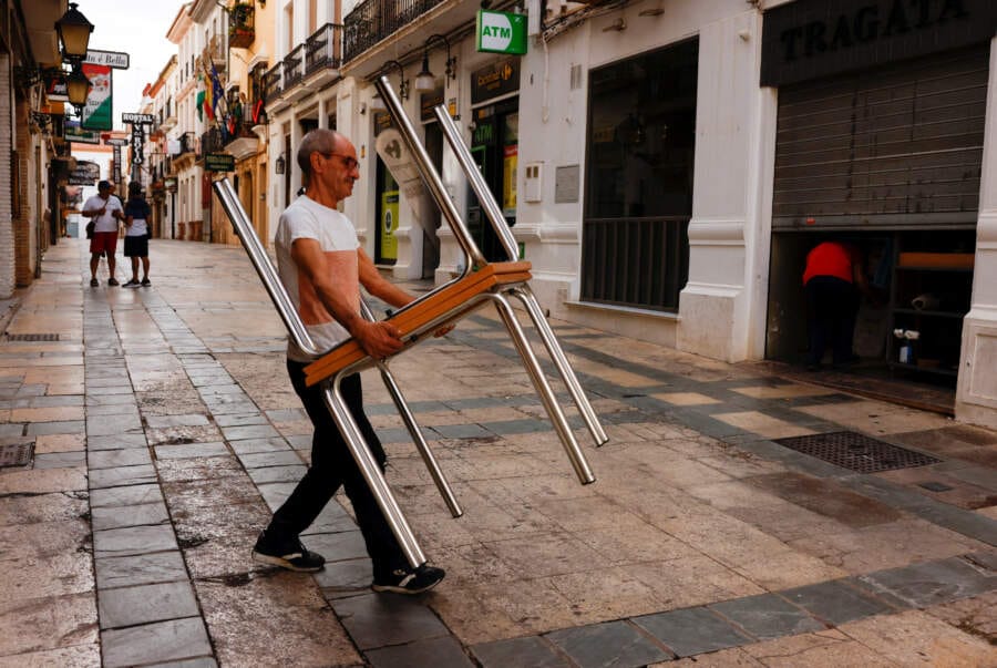 Spain’s labour market resilient as unemployment drops in Nov