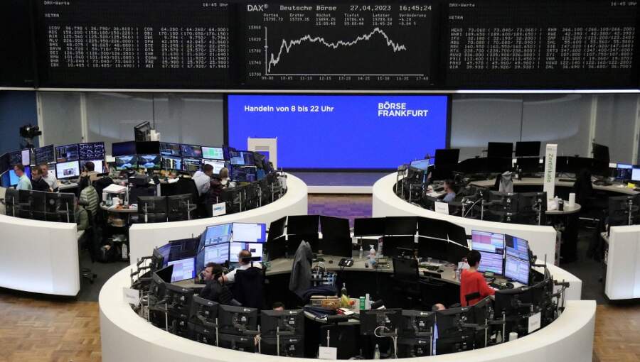 European shares fall as bank stocks, subdued euro-zone growth data weigh