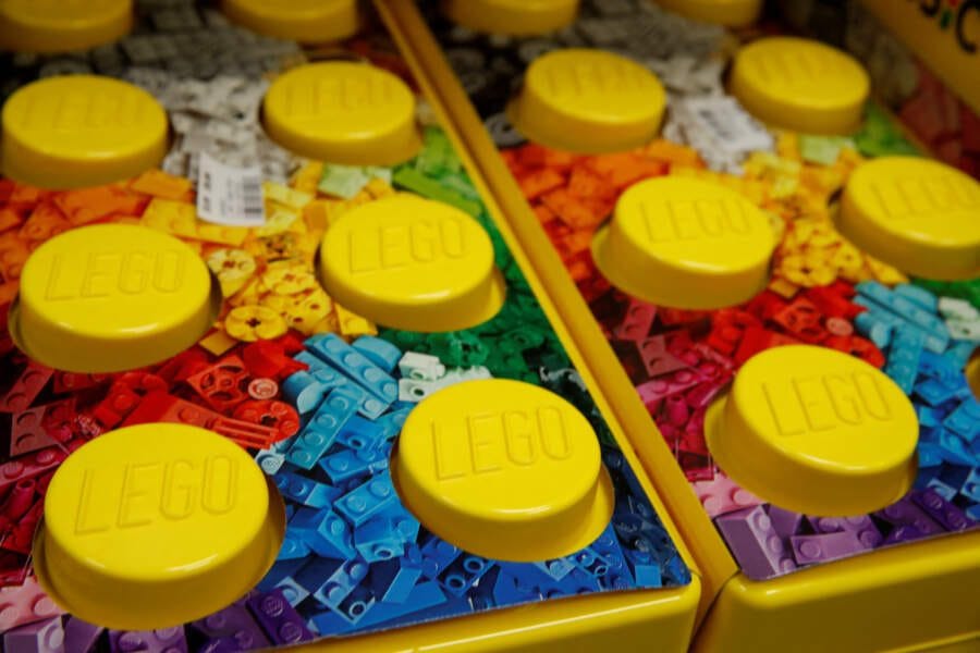Lego abandons effort to make oil-free bricks – FT