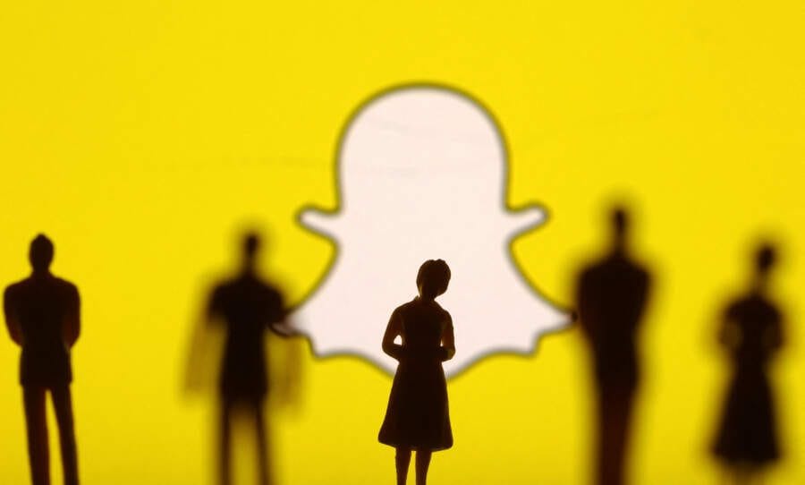 Snap misses revenue estimate, shares plunge 30%