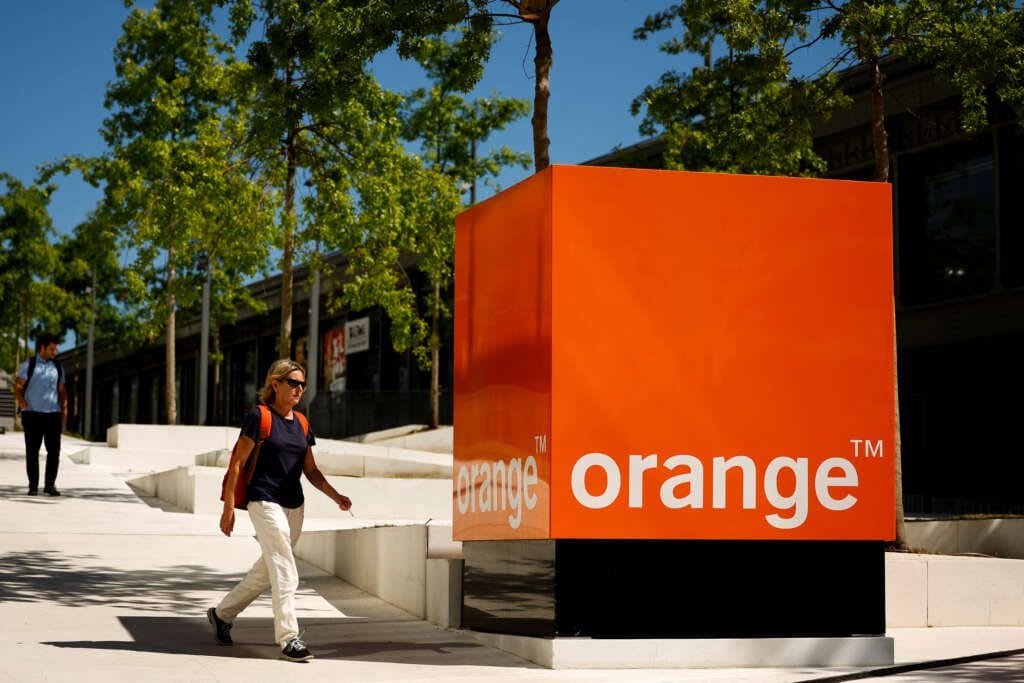 Telecoms group Orange signs sustainability-linked refinancing of 6 billion euros syndicated credit facility