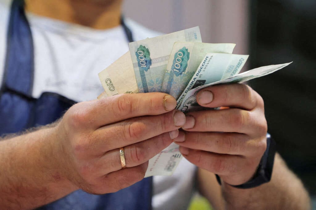 Rouble strengthens towards 96 vs dollar after emergency rate hike