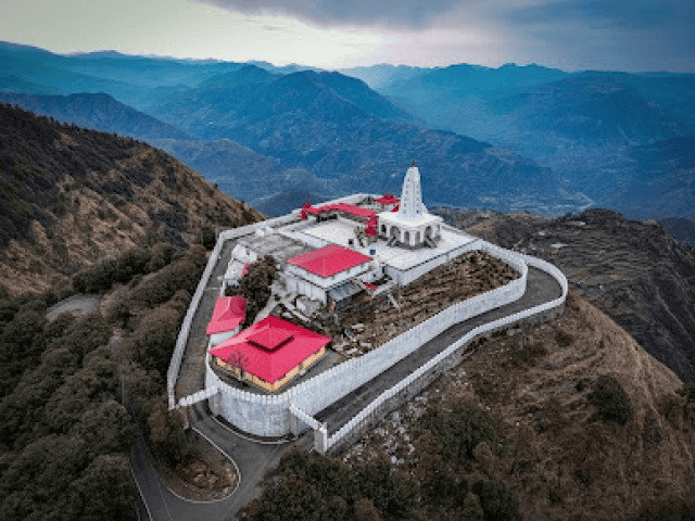 पर्वतशिखर पर स्थित काली का टिब्बा म���दिर का आका���ीय दृष्टिकोण से लिया गया चित्र।