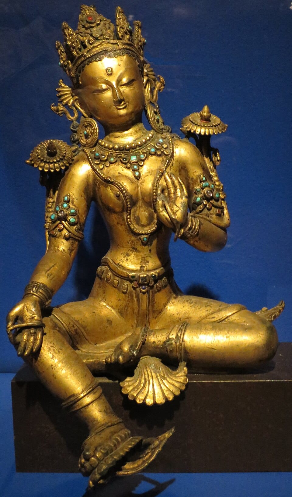 यह चित्र तिब्बती माँ तारा की स्वर्णाभ धातु से निर्मित मूर्ति का छायाचित्र है। मूर्ति में वे आभूषणों से अलंकृत दिखाई गई हैं, एक पीठिका पर विराजमान हैं, तथा उनका दायाँ चरण भूमि को स्पर्श कर रहा है।