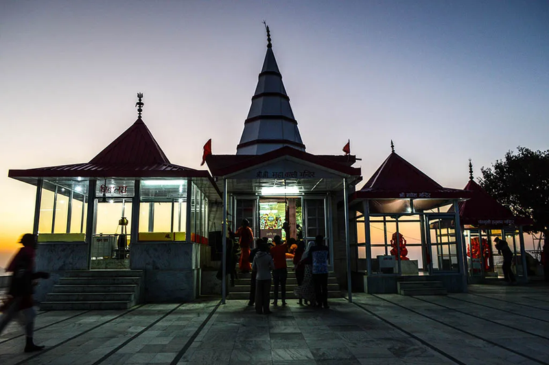 हिमाचल प्रदेश में स्थित काली का टिब्बा मंदिर की सूर्यास्त के समय की एक फ़ोटो।