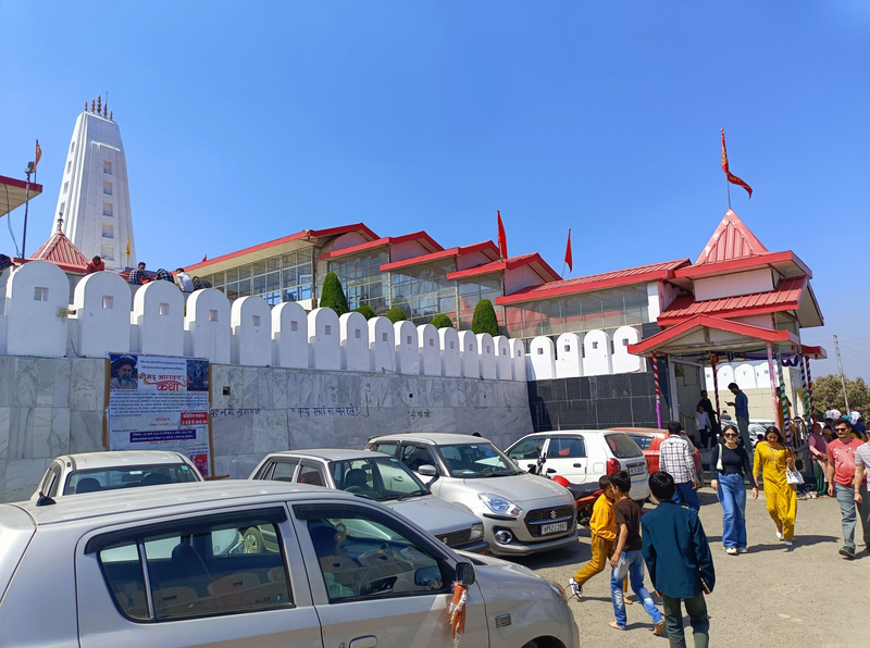 हिमाचल प्रदेश के काली का टिब्बा मंदिर में स्थित पार्किंग स्थल की फ़ोटो।