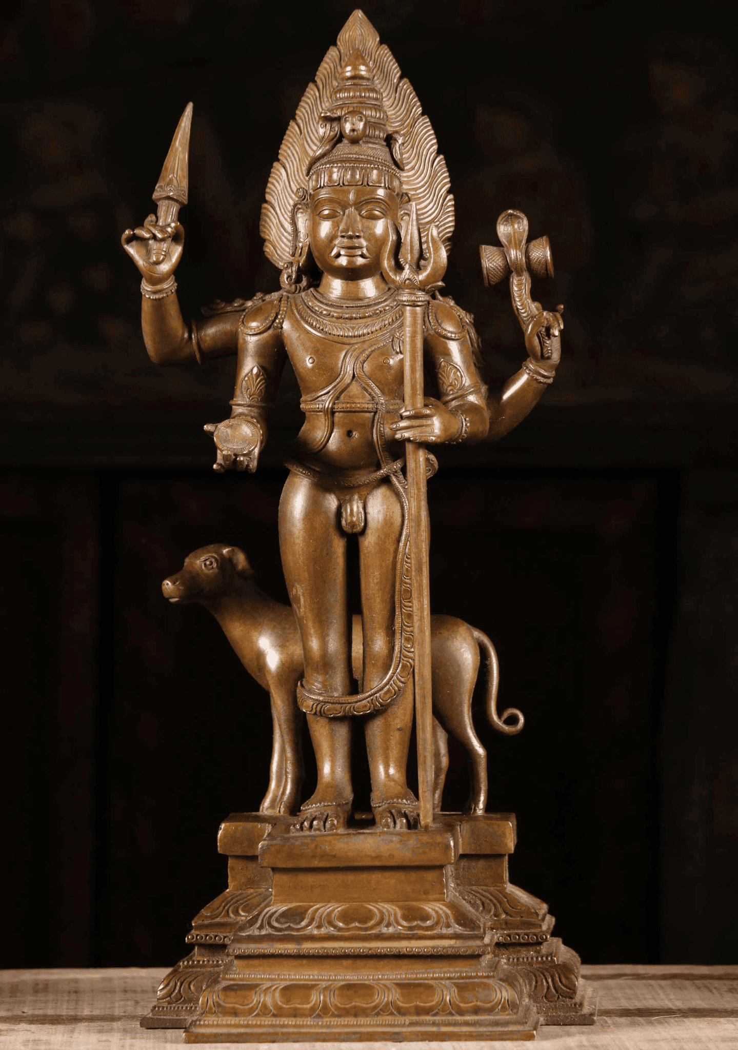 भगवान काल भैरव की कांस्य मूर्ति का यह फोटो उनके विस्तृत स्वरुप को दर्शाता है, जिसमें उनके पीछे खड़ा एक श्वान भी सम्मिलित है। उनकी ४ भुजाओं में त्रिशूल, सर्प से लिपटा डमरु, कपाल और पाश शोभित हैं।