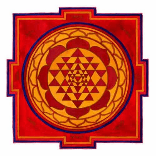 चित्र में श्रीचक्र यंत्र की हस्तनिर्मित चित्रकला प्रदर्शित है। इसके बाह्य दल केवल रेखाओं से अंकित हैं, जबकि आभ्यंतर दल लाल रंग से भरे हुए हैं — वैसे ही जैसे बड़े परस्पर जटिल त्रिकोणों से निर्मित छोटे त्रिकोण लाल रंग से भरे गए हैं।