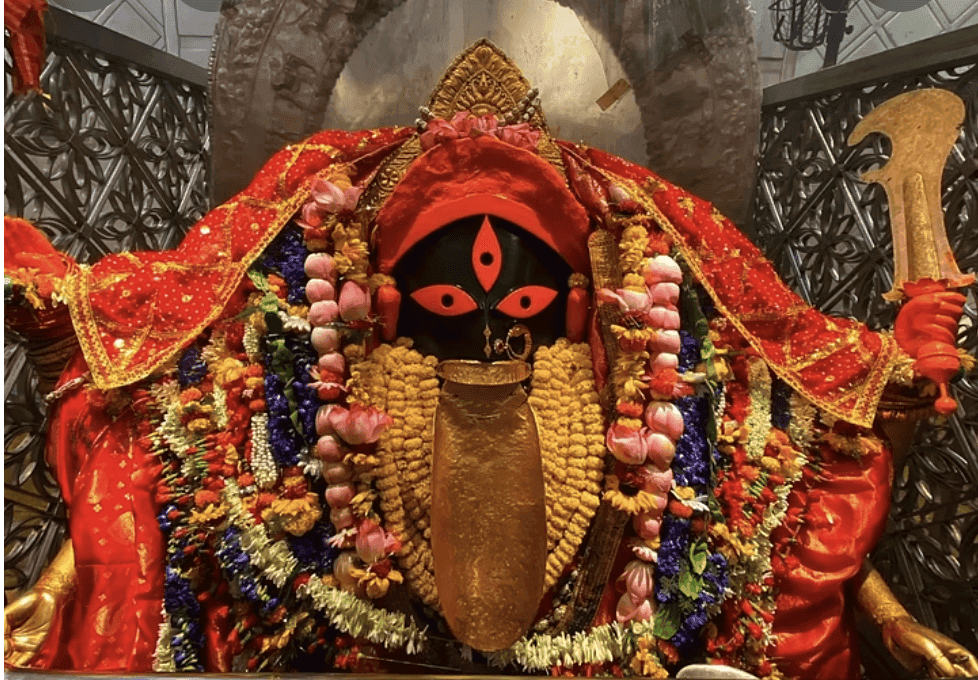 कोलकाता के कालीघाट मन्दिर के भीतर सज्जित माँ काली के विग्रह का एक फ़ोटो।