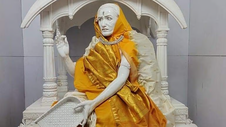 किसी मंदिर में प्रतिष्ठित देवी धूमावती के एक विग्रह की फ़ोटो।
