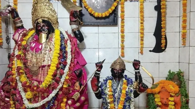 किसी मंदिर में स्थित माँ काली एवं भगवान शनि के विग्रहों की एक फ़ोटो।