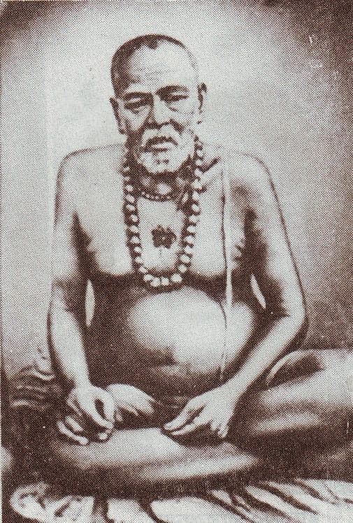 पश्चिम बंगाल के कोलकाता स्थित तारापीठ मन्दिर में माँ तारा की उपासना करने वाले संत बामाखेपा की एक बक्लक-एंड-वाइट फोटो।