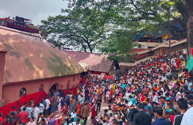 अम्बुबाची मेला उत्सव के दौरान दिन के समय कामाख्या मन्दिर का एक छायाचित्र।
