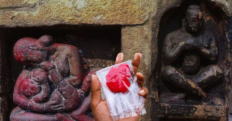 कामाख्या मन्दिर में अम्बुबाची मेला के समापन पर प्राप्त पवित्र रक्तवस्त्र का एक छायाचित्र।