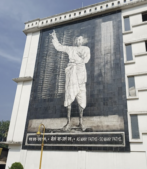 दक्षिणेश्वर काली मंदिर में स्थित श्री रामकृष्ण के विशाल वालपेपर का एक छायाचित्र।