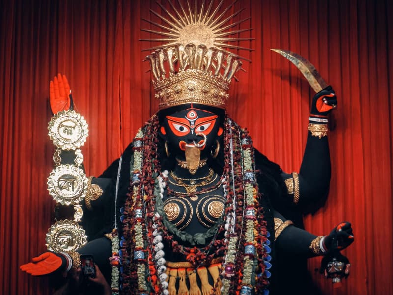 देवी दक्षिणकाली का एक सुसज्जित विग्रह।