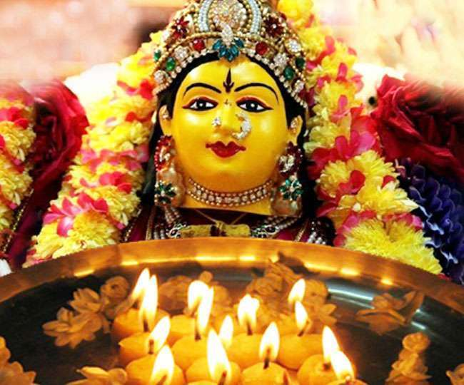 मंगला गौरी व्रत के दौरान दीपकों से पूजित देवी की प्रतिमा का एक छायाचित्र।