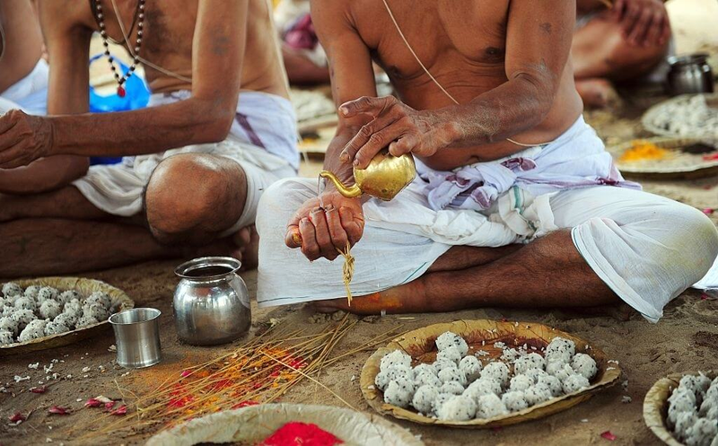 A photo of a Pind Daan ritual being performed during Pitru Paksha.
