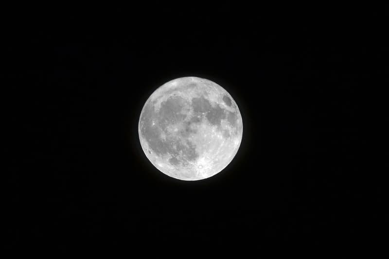 HD photo of the full moon.