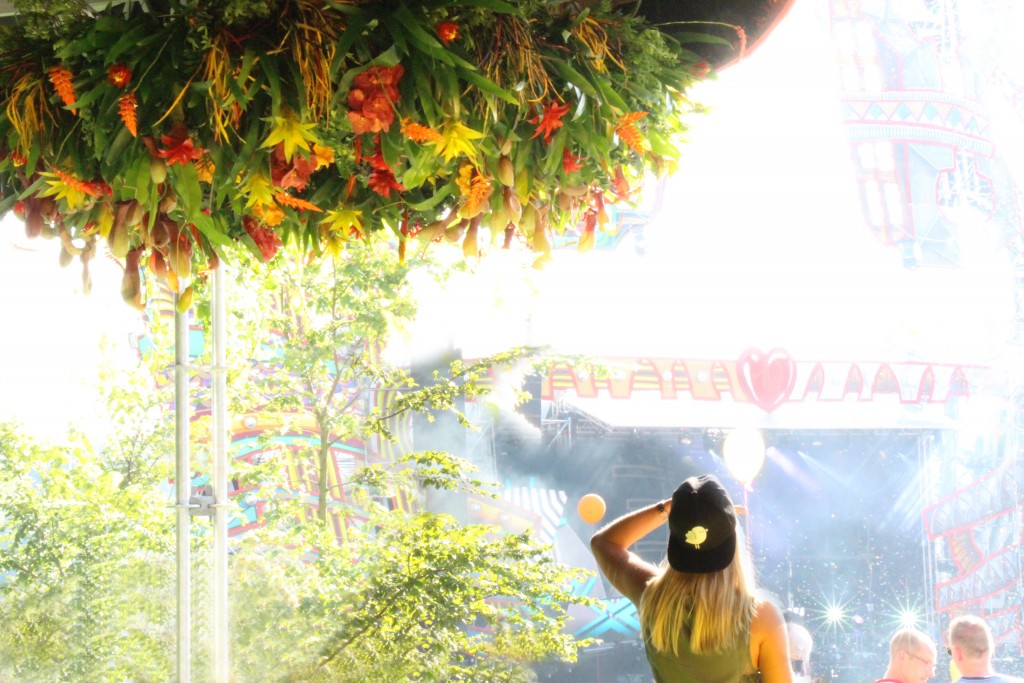 DK Dennis Kneepkens floral chandeliers Mysteryland festival 2