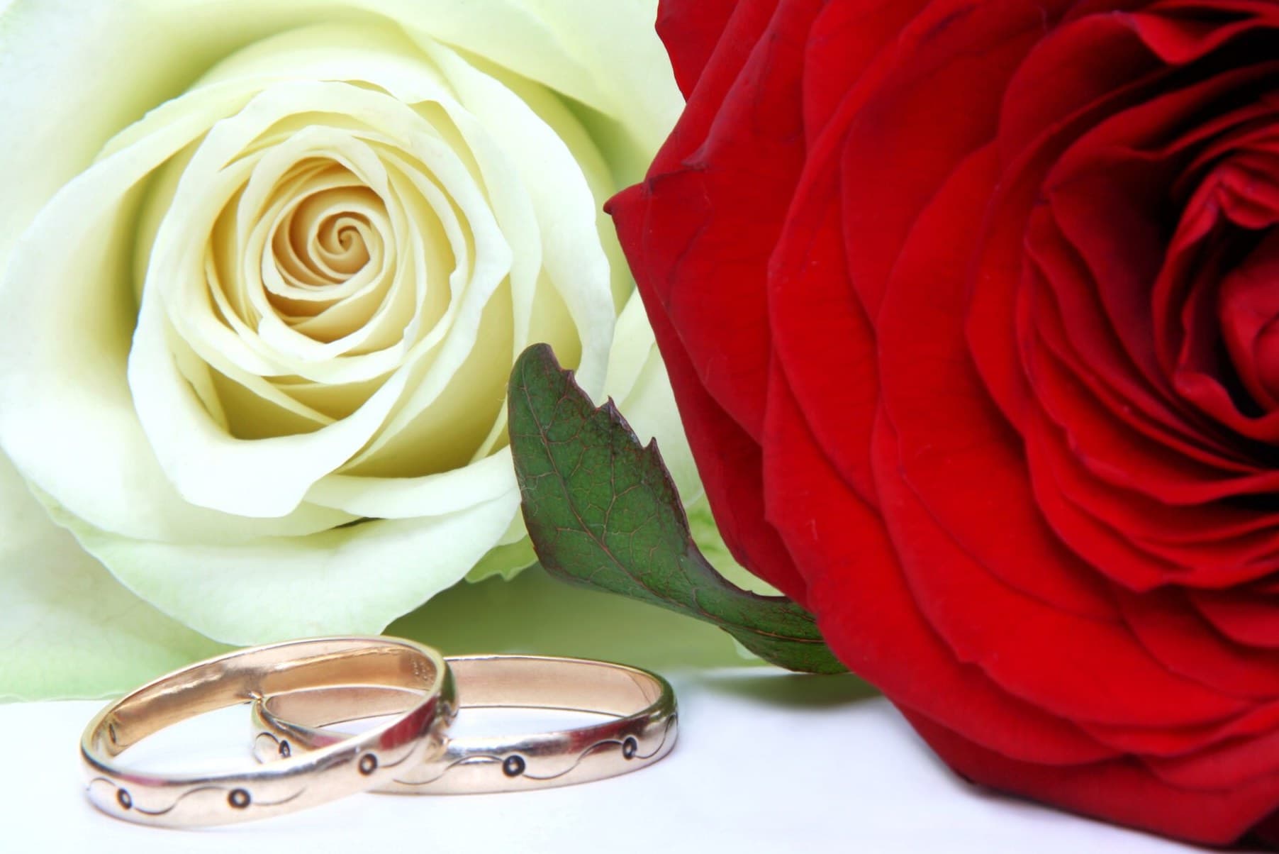 Wedding Anniversary Gifts by Year: Traditional Gifts and Flowers