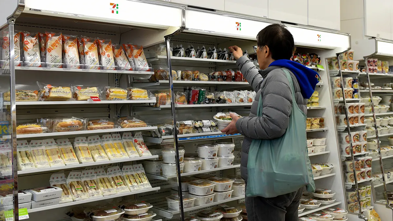 日本のセブンイレブンでひとり食事