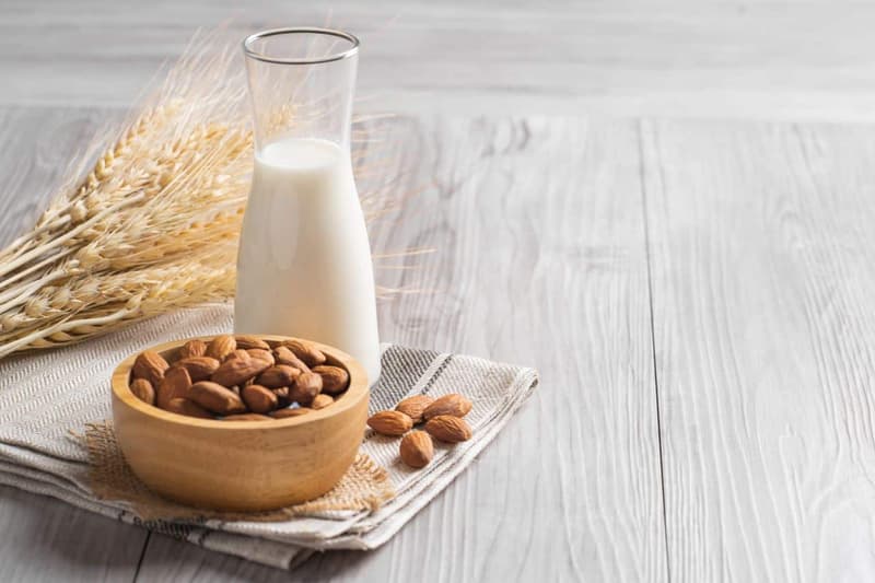 Almond Milk – Health Benefits, Precautions and Ways to Use